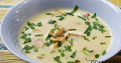 Greitai pagaminama vištienos sriuba su kokosų pienu ir konservuotais pievagrybiais