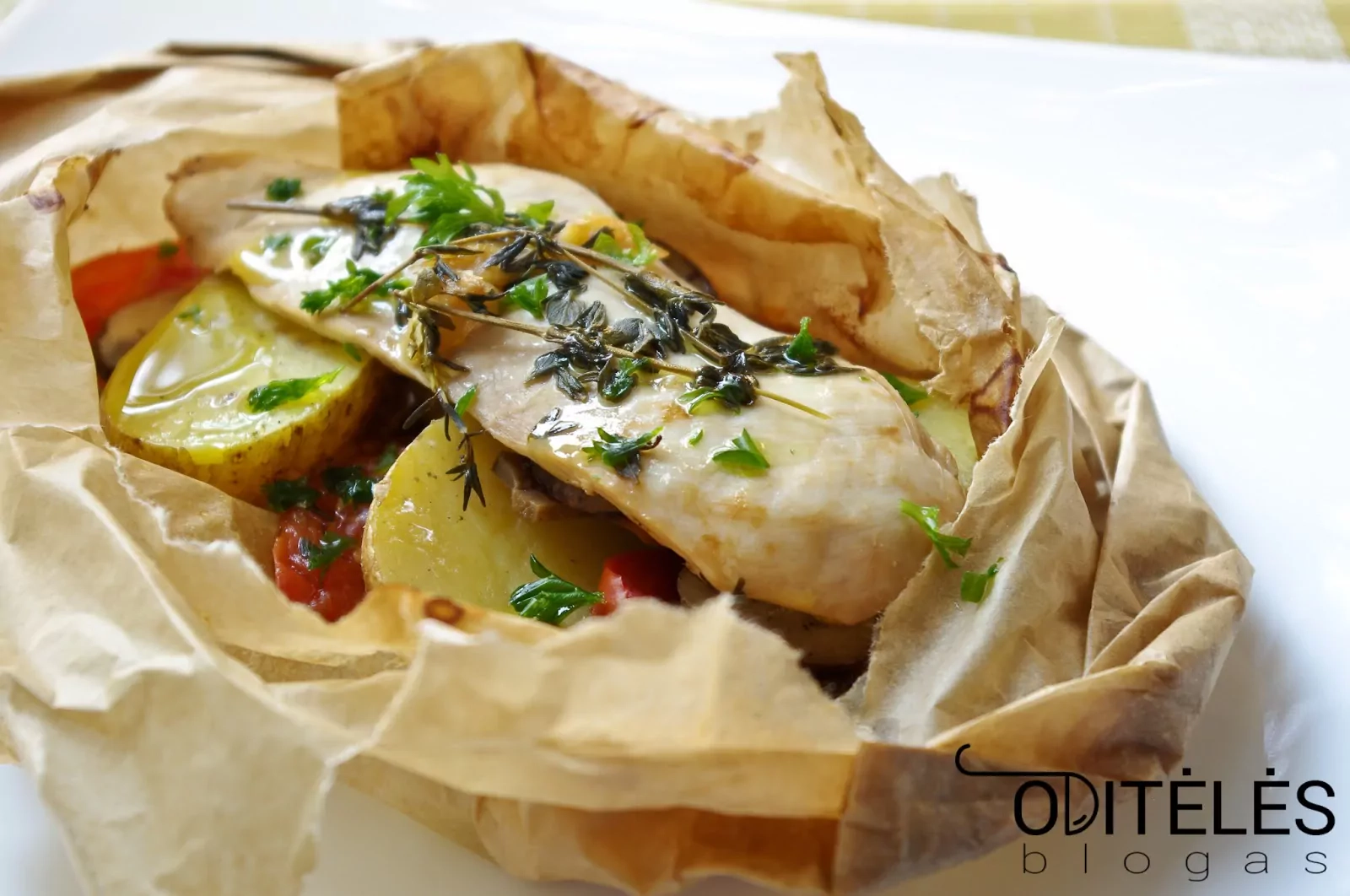 Orkaitėje - kepimo popieriuje kepta sultinga vištiena su daržovėmis