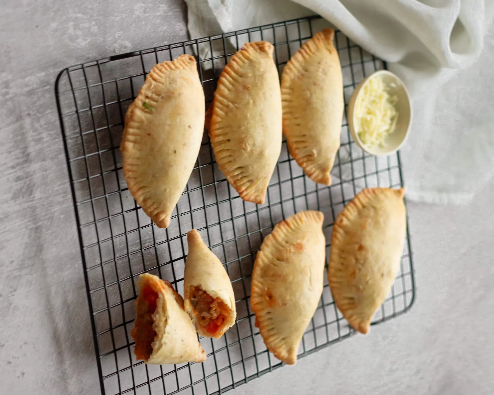 Vegetariški pyragėliai Empanadas su daržovių ir sūrio įdaru orkaitėje