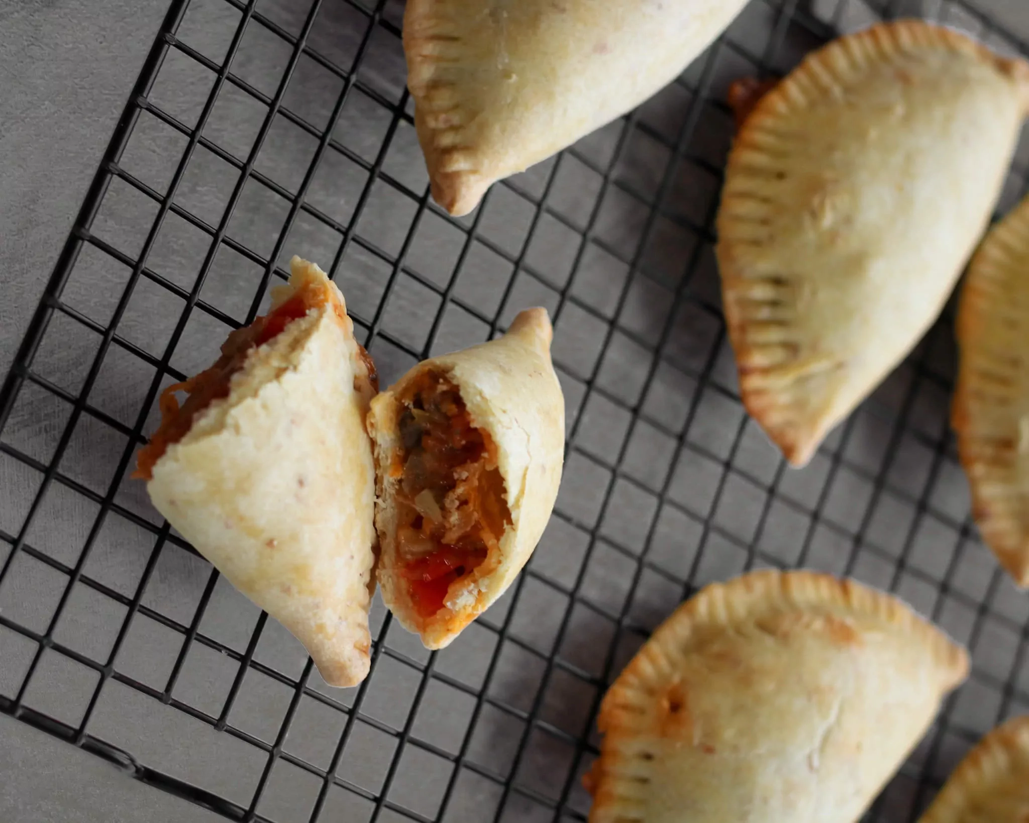 Vegetariški pyragėliai Empanadas su daržovių ir sūrio įdaru orkaitėje