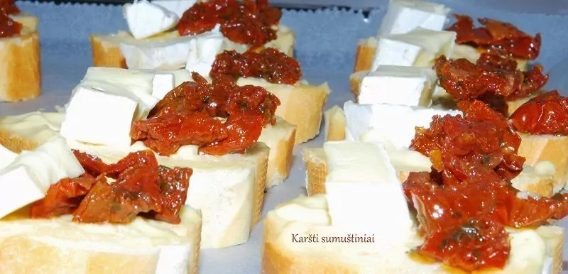 Karšti sumuštiniai su bri sūriu ir saulėje džiovintais pomidorais