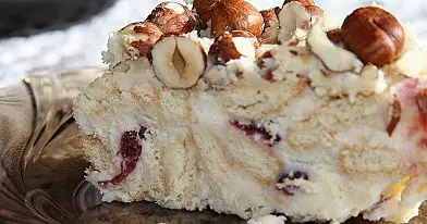 Varškinis tinginio tortas su džiovintomis spanguolėmis ir lazdyno riešutais