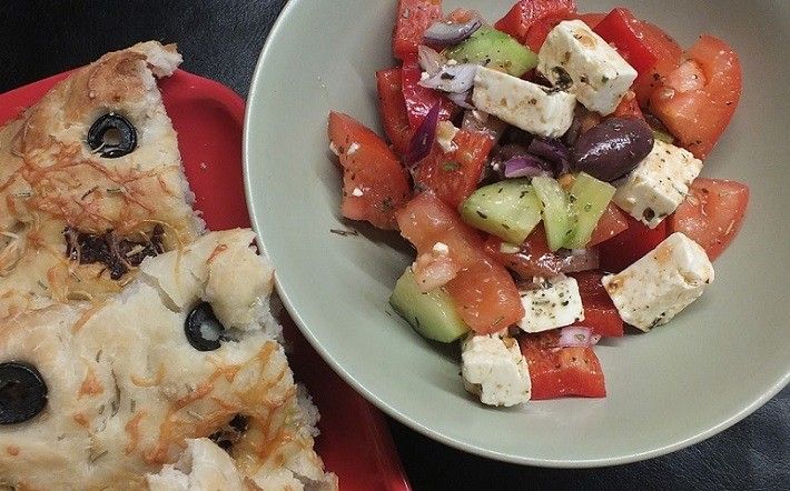 Griechische Salate mit eingelegter Feta