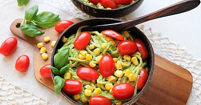 Veganiški makaronai - spagečiai su avokadų padažu, vyšniniais pomidorais ir kukurūzais
