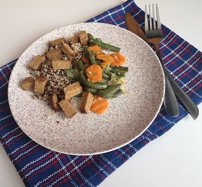 Veganiška bolivinių balandų košė su tempeh ir daržovėmis