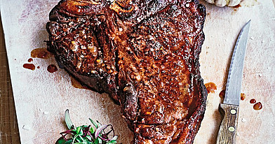 Keptuvėje keptas T-bone kepsnys su kopūstais ir burokėliais