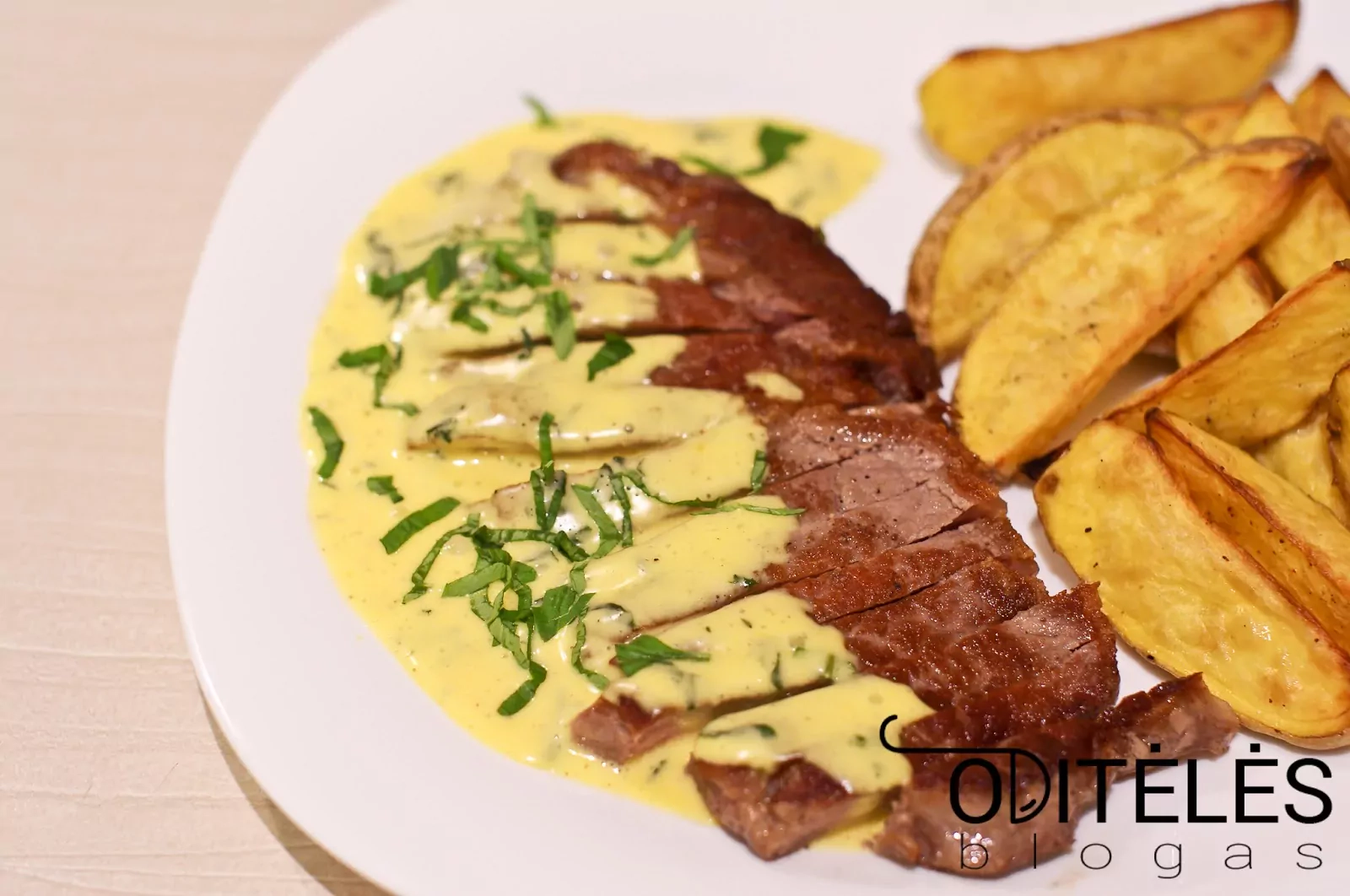 Rib-Eye Jautienos steikas keptas keptuvėje su hollandaise padažu