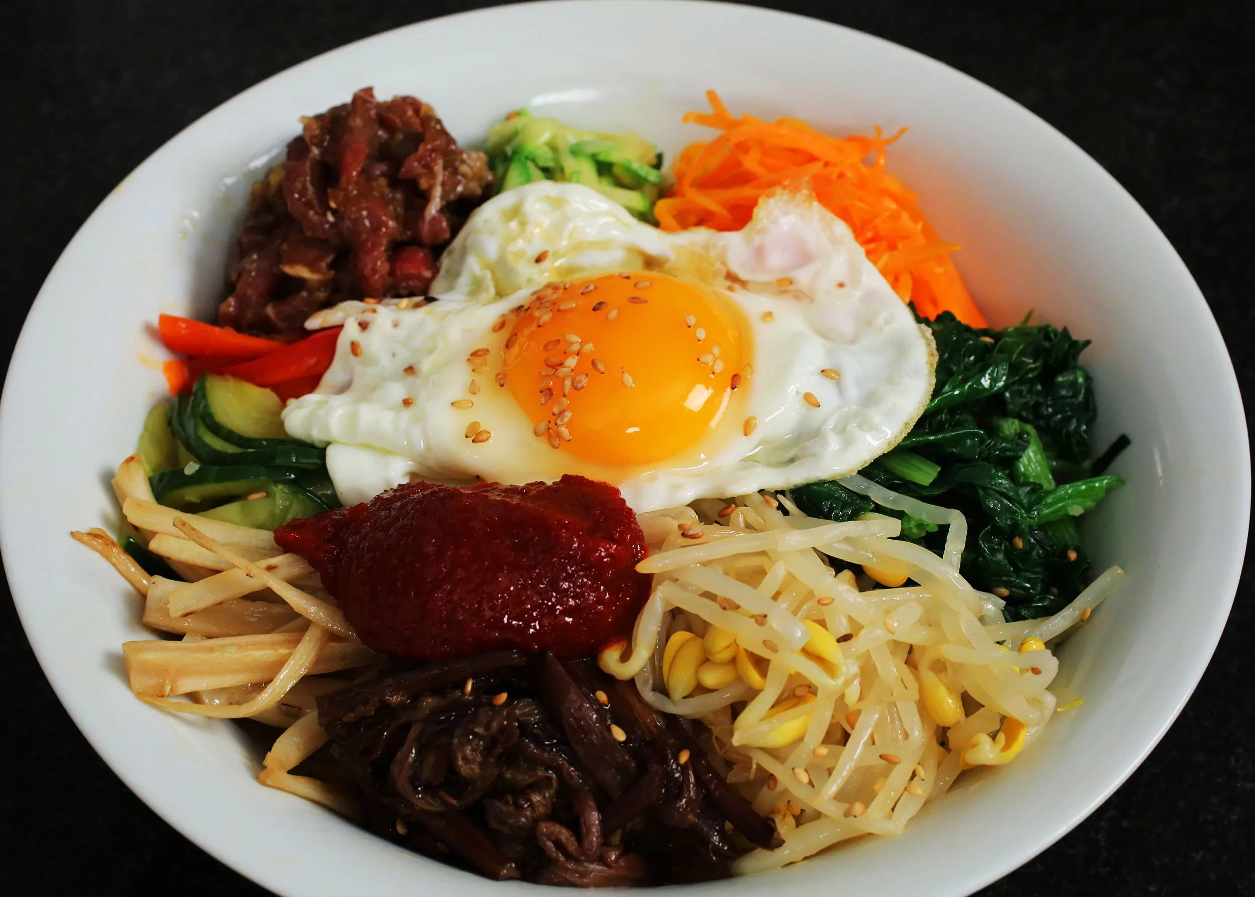 Korėjietiškas bibimbap su kynva ir jautiena