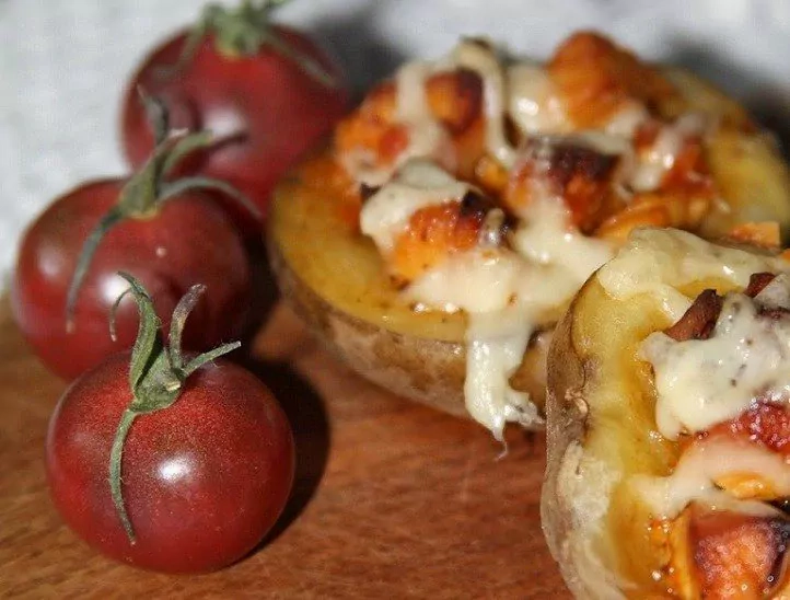 Bulvių puselės įdarytos vištiena