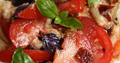 Salat mit Tomaten, Mozzarella und Basilikum