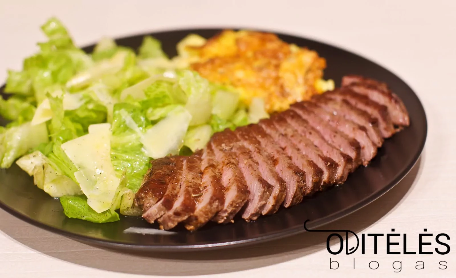 Keptuvėje keptas jautienos kepsnys su bulvių apkepu ir pelėsiniu sūriu