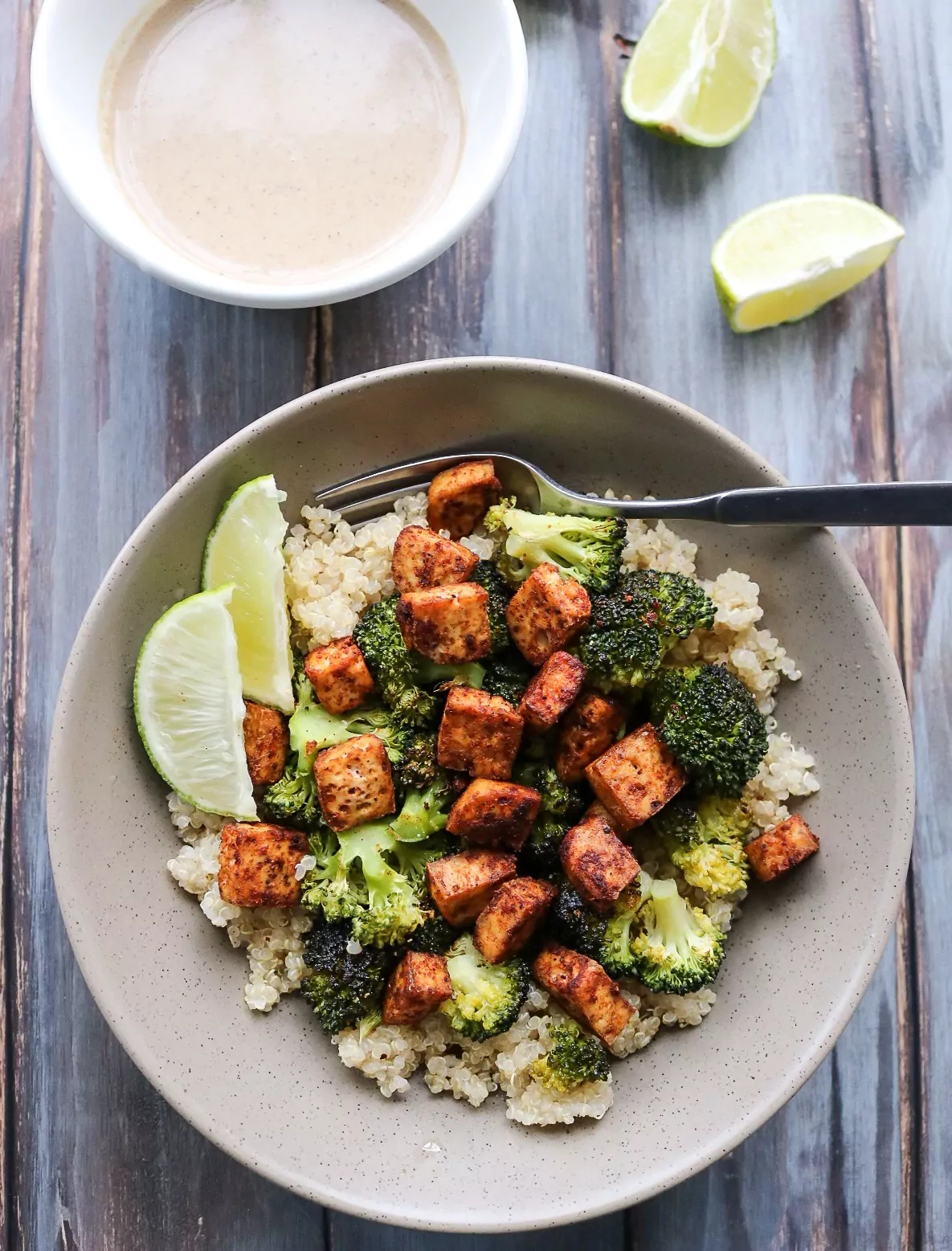 Veganiškas Tofu su bolivinėmis balandomis ir brokoliais