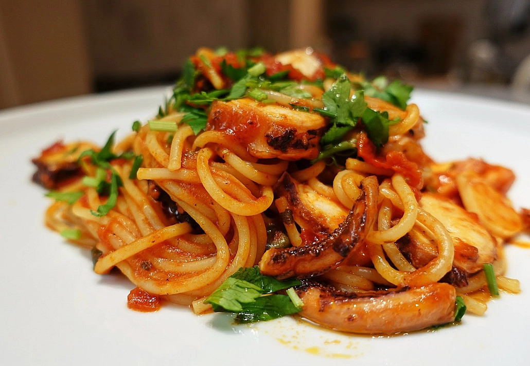 Spagečiai - pasta su kalmaro čiuptuvais ir ančiuviais