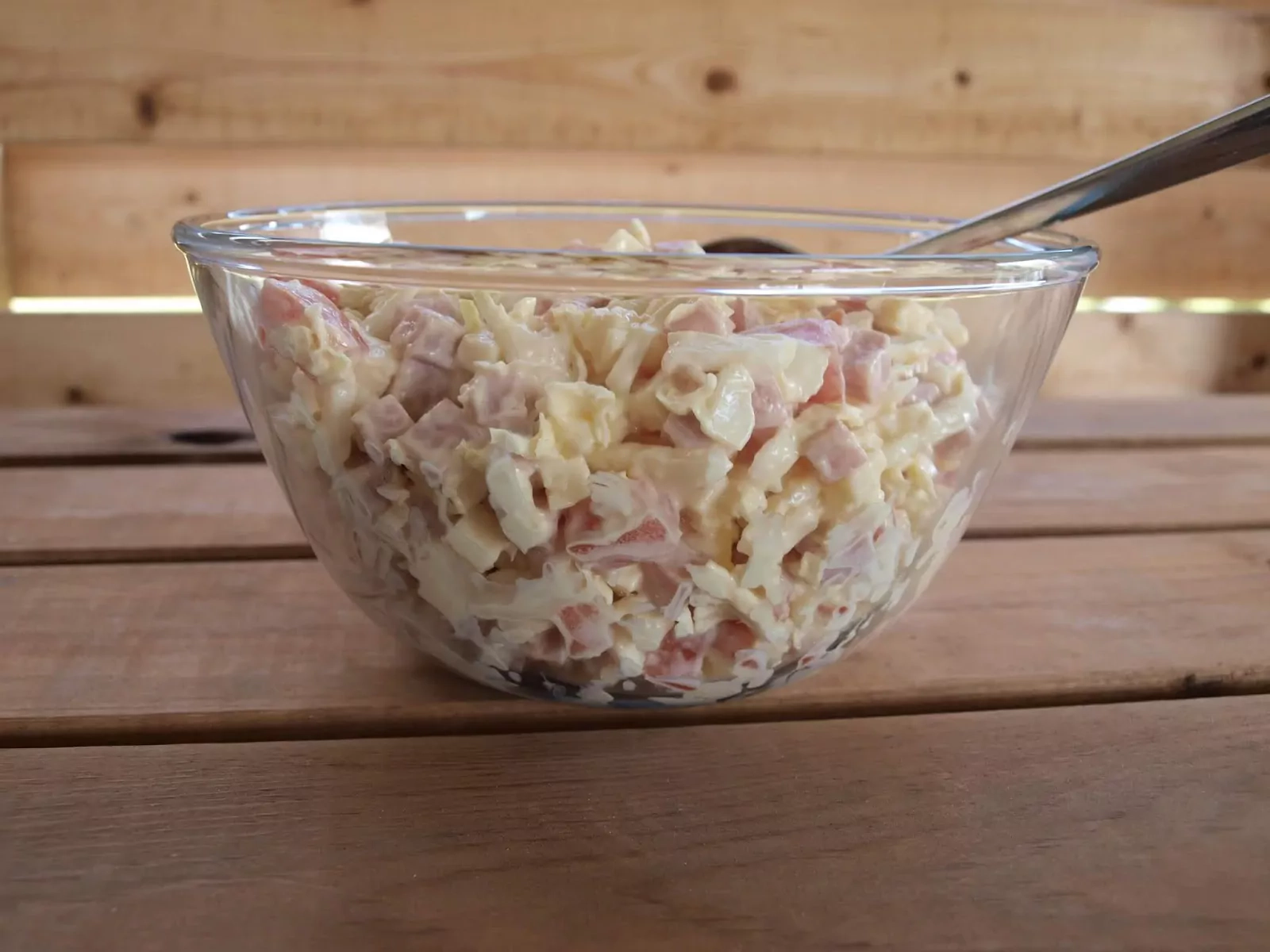 Virto kumpio salotos / mišrainė su pekino kopūstais, sūriu ir pomidorais