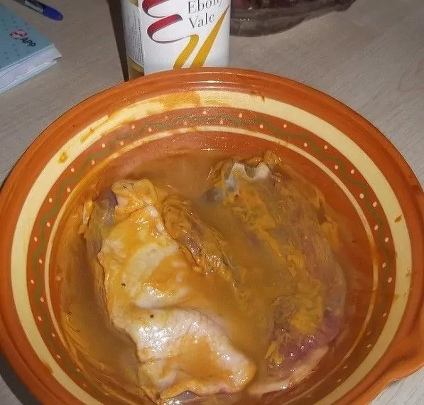 Anties krūtinėlė baltajame vyne