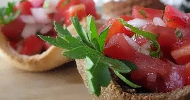 Duonos krepšeliai su džiovintais pomidorais bei karamelizuotais svogūnais