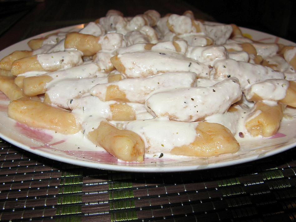 Bulviniai piršteliai su morkomis ir sviesto-grietinės padažu