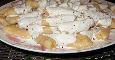 Bulviniai piršteliai su morkomis ir sviesto-grietinės padažu
