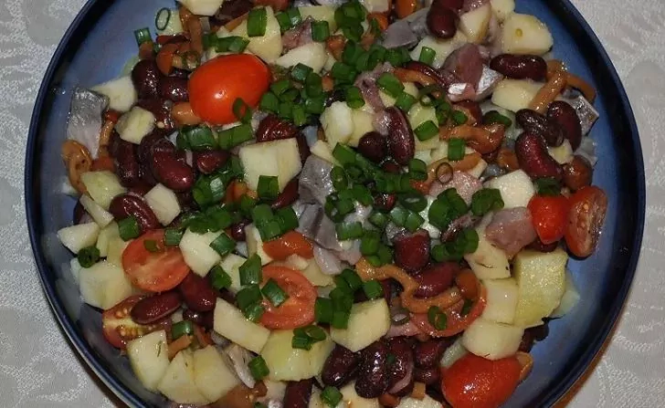 Silkių mišrainė su marinuotais grybais, bulvėmis, pupelėmis ir obuoliais