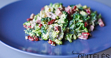 Brokolinių kopūstų salotos su antiena arba rūkyta vištiena
