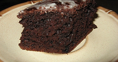 Lengvas ir pigus šokoladinis burokėlių pyragas su riešutais pagal Oliverį