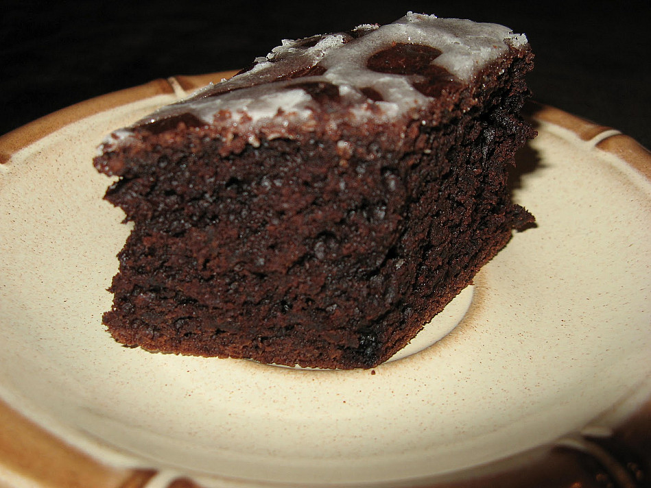 Легкий и дешевый шоколадный пирог из свеклы с орехами по рецепту Оливера