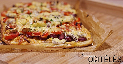 Домашняя пицца с копчеными колбасами и овощами
