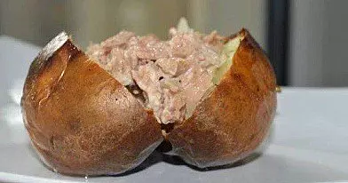 Gebackene Kartoffel mit Tuna