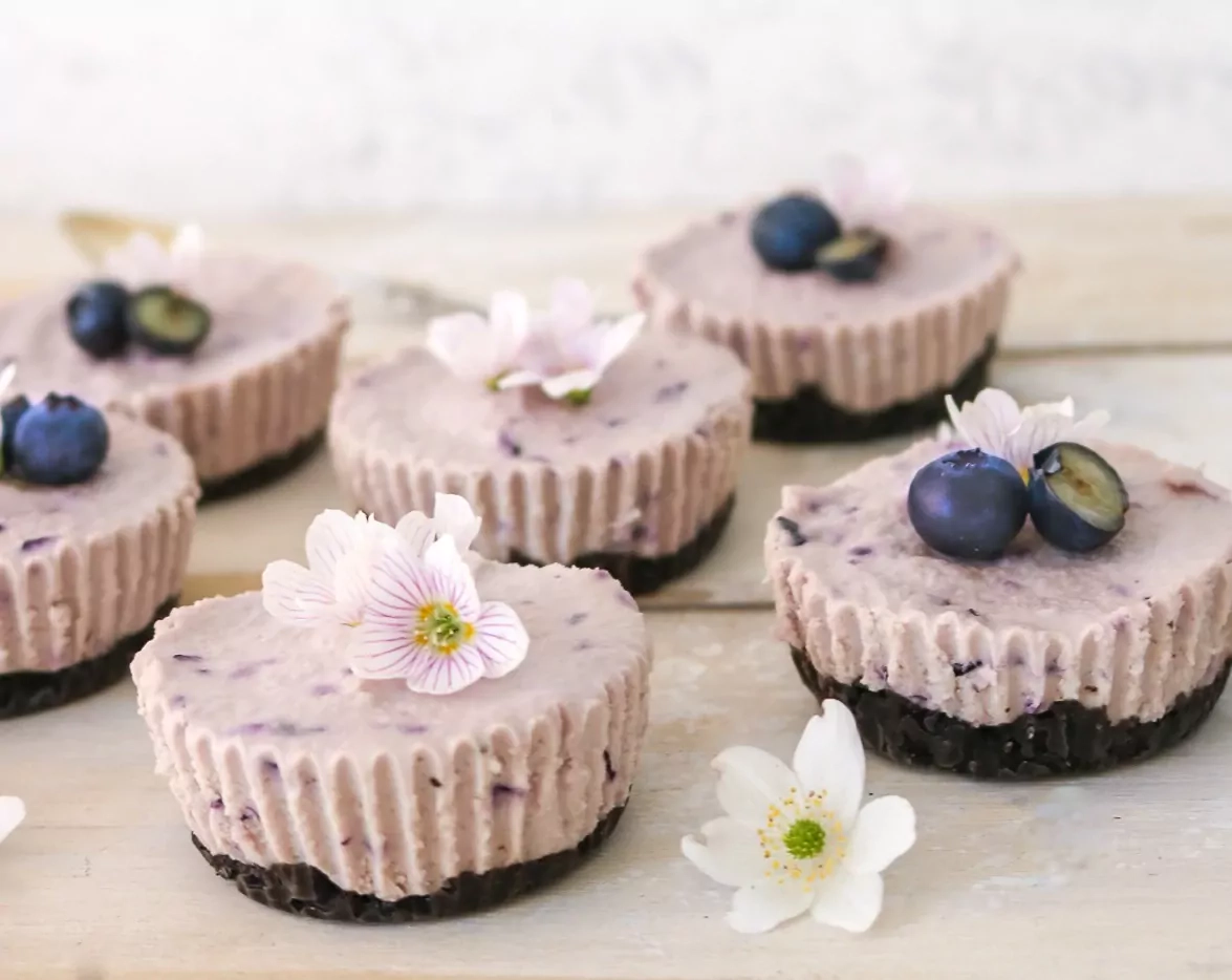 Веганские сырники без выпечки из белого шоколада и черники Веганские сырники без выпечки из белого шоколада и черники