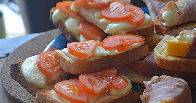 Vegetariški karšti sumuštiniai su mocarela ir pomidorais kepti orkaitėje