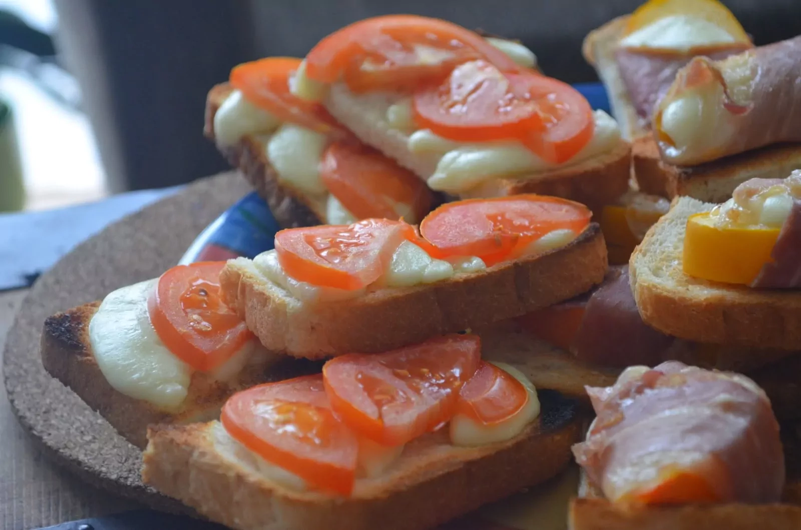 Вегетарианские горячие бутерброды с моцареллой и помидорами, запеченные в духовке