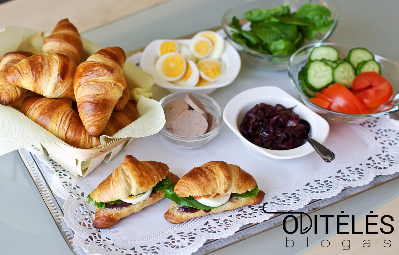 Мини круассаны с карамелизованным луком и яйцами