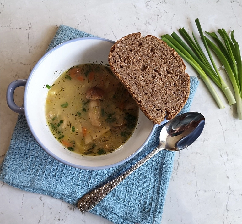 Суп из боровиков / грибов с картофелем и морковью