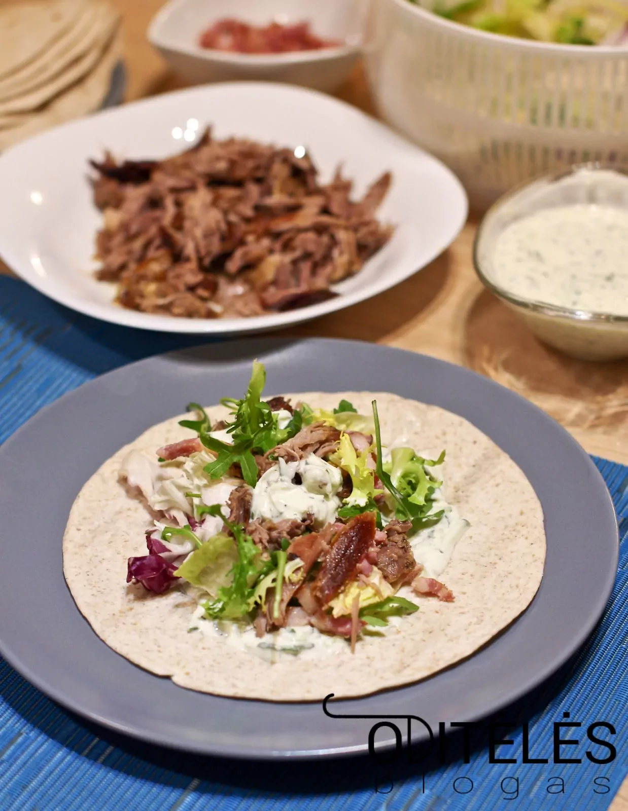 Tortilijos suktinukai su paukštiena, kiaulienos šonine ir tzatziki padažu