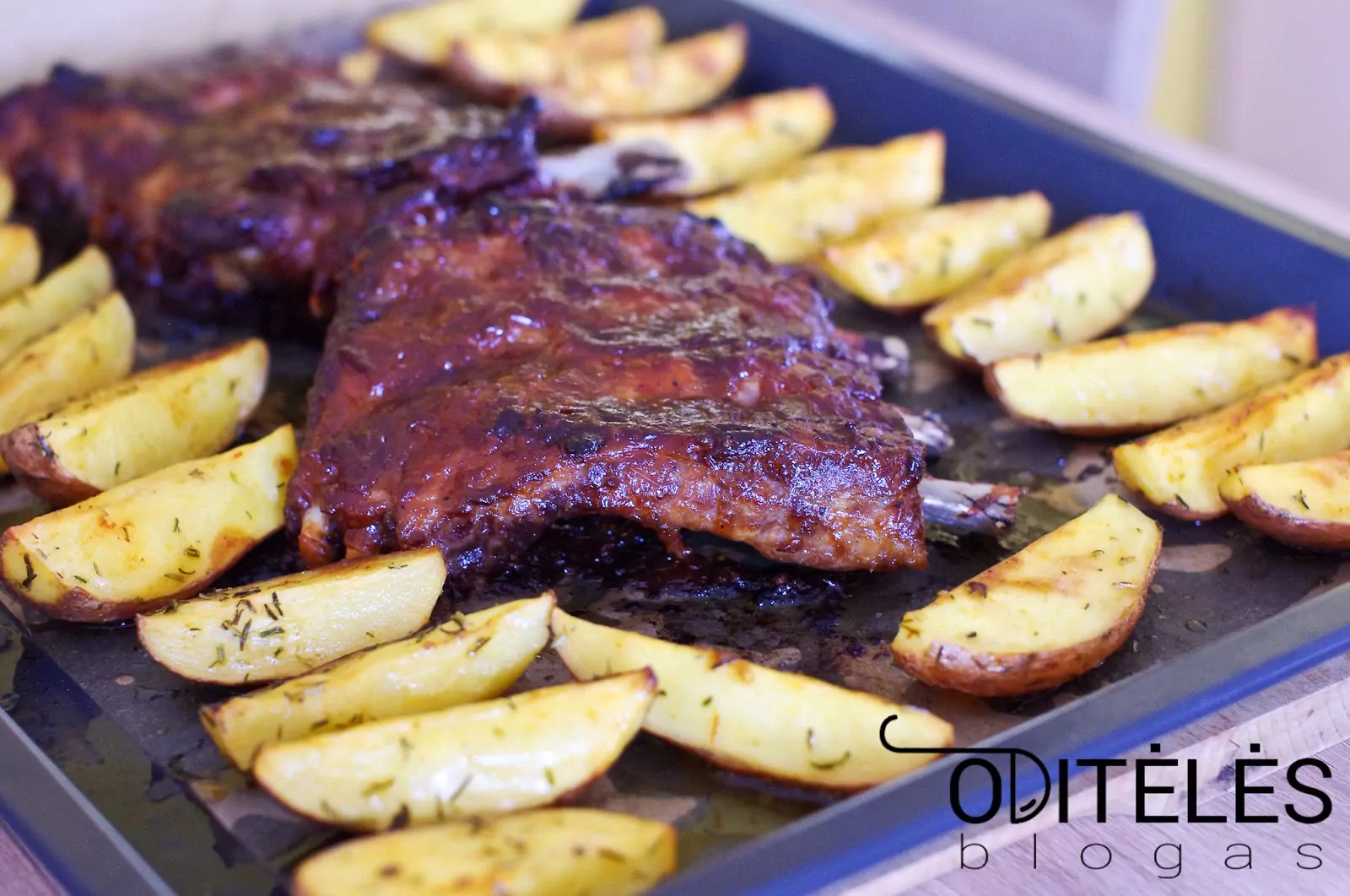 Orkaitėje kepti šonkauliai su barbekiu padažu