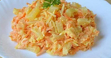 Frischer Karottensalat mit Käse und Dosenananas