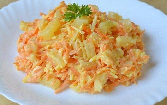 Frischer Karottensalat mit Käse und Dosenananas