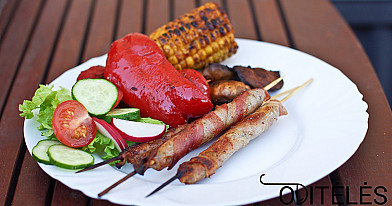 Жареные мясные колбаски из кролика с беконом и овощами