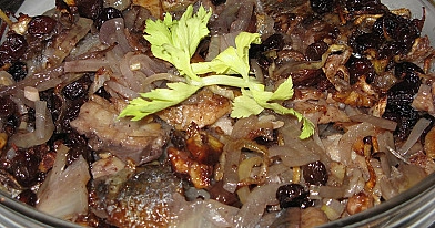 Жареная сельдь с луком, изюмом и орехами