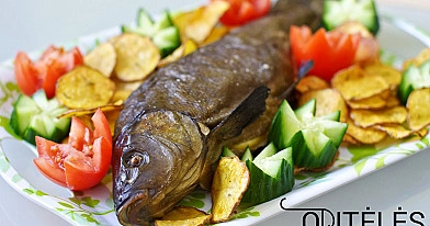 Orkaitėje kepta žuvis su bulvių traškučiais