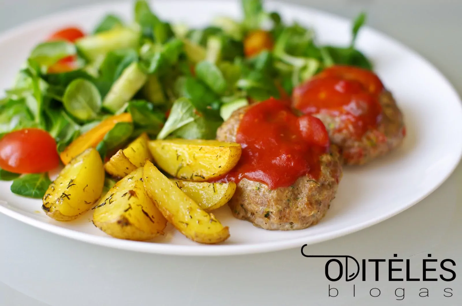 Orkaitėje kepti kotletai su cukinija ir paprika