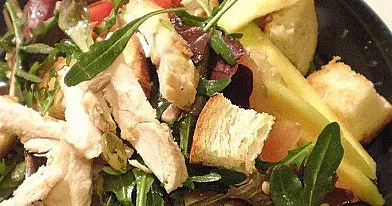 Vištienos salotos su skrudintais baltos duonos kubeliais