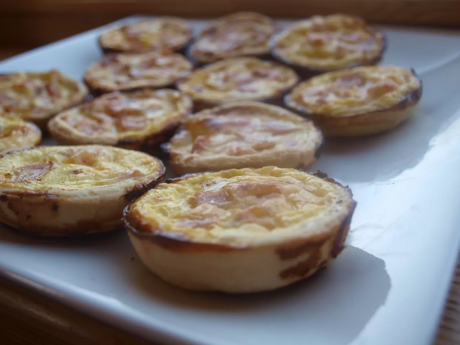 пирожки с колбасой и сыром из слоеного теста в духовке рецепт с фото пошагово | Дзен