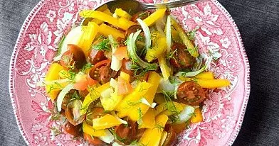 Silkės salotos su pomidorais ir paprika