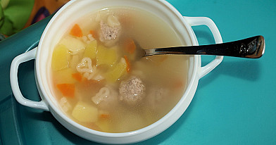Makaronų sriuba su mėsos kukuliais, bulvėmis ir morkomis