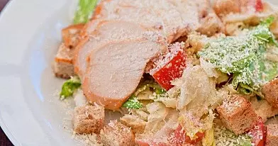 Salotos su vištiena ir Džiugo sūriu