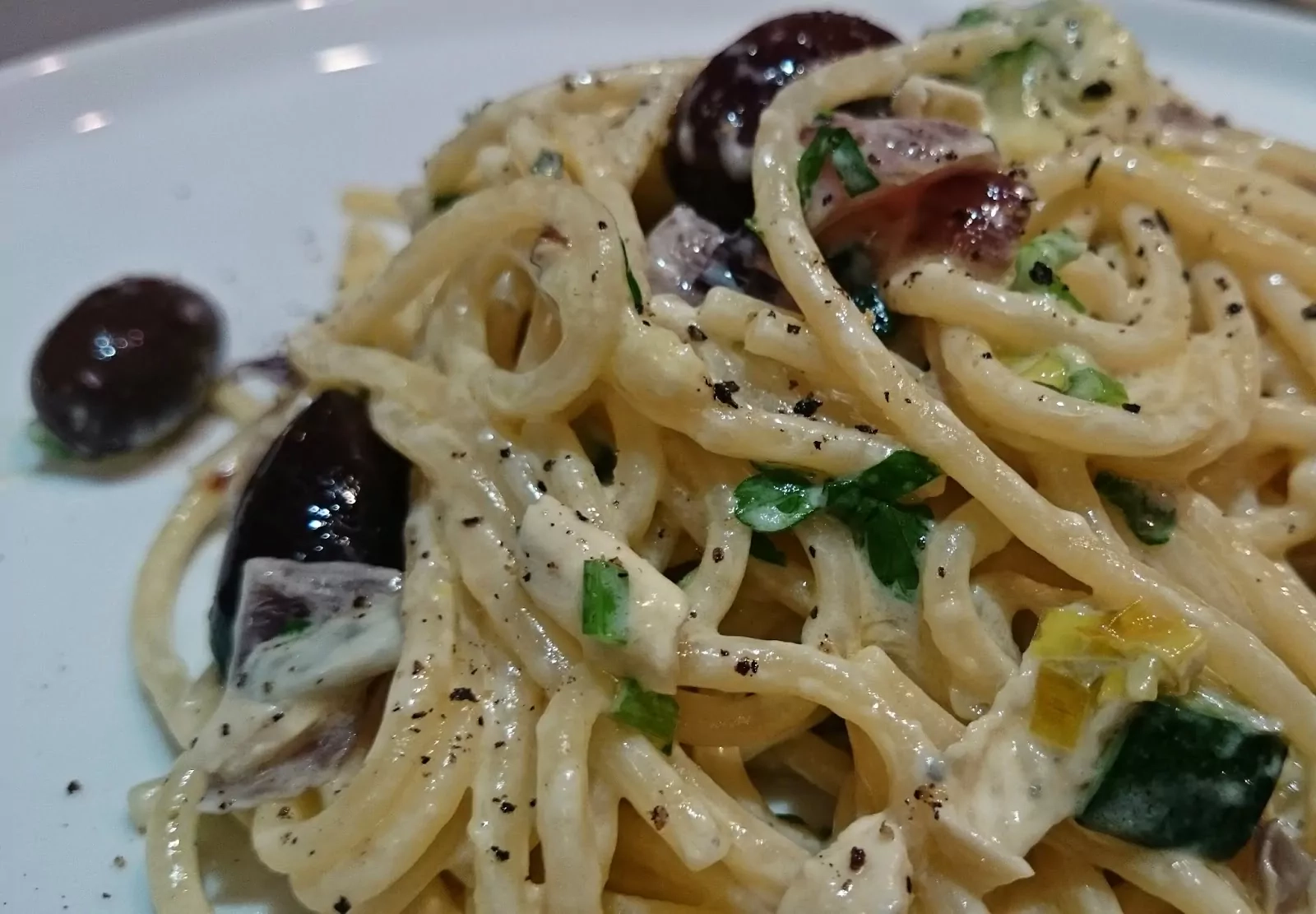 Spagečiai - pasta su mėlynojo pelėsio sūriu, raudonaisiais svogūnais ir alyvuogėmis