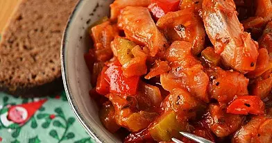 Silkė su miško grybų ir marinuotų agurkų padažu