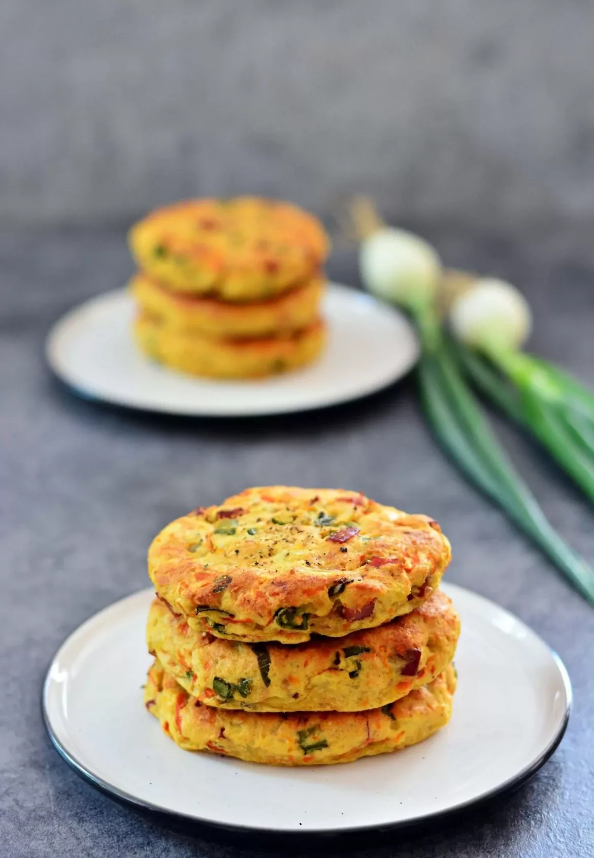 Orkaitėje kepti bulvių kotletai su rūkyta vištiena ir sūriu