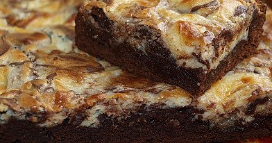Beatos šokoladinis pyragas - šokoladainis su sūrio pyrago viršūne